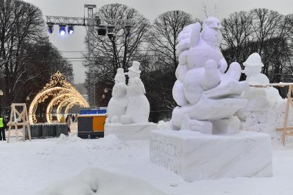 Москва.   Снежные скульптуры на фестивале `Снег и лед в Москве`.