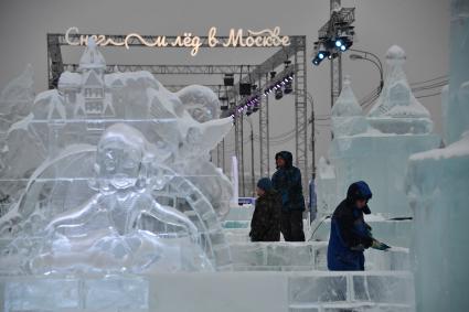 Москва.   Участники фестиваля `Снег и лед в Москве`.