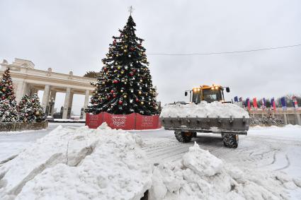 Москва.   Уборка снега на Крымском валу.