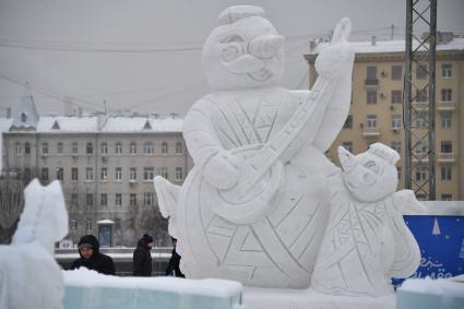 Москва.   Снежные скульптуры на фестивале `Снег и лед в Москве`.