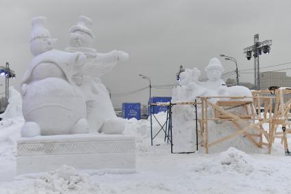 Москва. Снежные скульптуры на фестивале `Снег и лед в Москве`.
