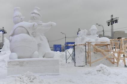 Москва.   Снежные скульптуры на фестивале `Снег и лед в Москве`.