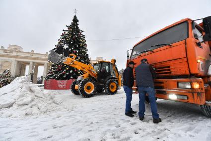 Москва.   Уборка снега на Крымском валу.