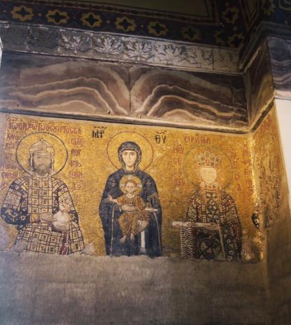 Турция. г. Стамбул. Большая мечеть Айя-София - бывший Собор Святой Софии. Византийская фреска (около 1120), изображающая Богородицу рядом с императором Иоанном и его женой Ириной, христиане больше не смогут увидеть.