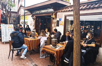 Турция. г. Стамбул. Самовары на столиках уличного кафе.