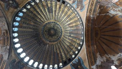Турция. г. Стамбул. Большая мечеть Айя-София - бывший Собор Святой Софии. Купол.