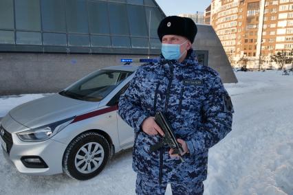 Самара. Сотрудник Росгвардии держит в руке охолощенный СХП пистолет-пулемет ПП-91-СХ `Кедр` во время патрулирования.