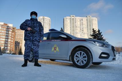 Самара. Сотрудник Росгвардии держит в руке охолощенный СХП пистолет-пулемет ПП-91-СХ `Кедр` во время патрулирования.