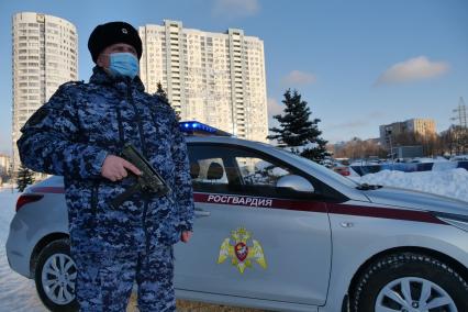 Самара. Сотрудник Росгвардии держит в руке охолощенный СХП пистолет-пулемет ПП-91-СХ `Кедр` во время патрулирования.