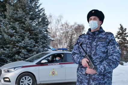 Самара. Сотрудник Росгвардии во время патрулирования.