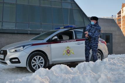 Самара. Сотрудник Росгвардии во время патрулирования.