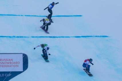 Красноярск. Спортсмены в финале соревнований на IV этапе Кубка мира по сноуборду в дисциплине сноуборд-кросс.