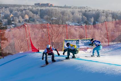 Красноярск. Спортсмены в финале соревнований на IV этапе Кубка мира по сноуборду в дисциплине сноуборд-кросс.