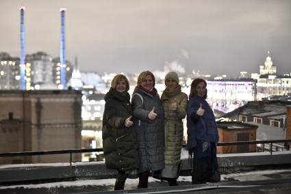 Москва. Встреча клуба `Время женщин` в выставочном центре `Роза Эйнема` на территории `Красного Октября` . Участницы клуба на крыше.