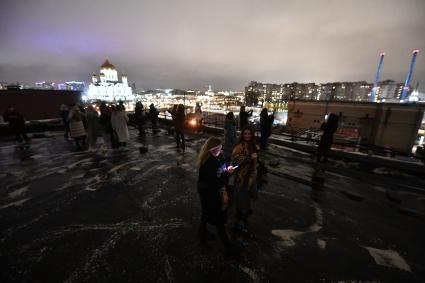 Москва. Встреча клуба `Время женщин` в выставочном центре `Роза Эйнема` на территории `Красного Октября` . Участницы клуба на крыше.