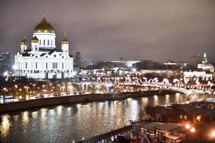 Москва. Вид на Храм Христа Спасителя с крыши `Красного Октября`.