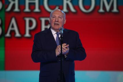 Беларусь, Витебск. Государственный секретарь Союзного государства Дмитриий Мезенцев в Летнем амфитеатре на концерте `Душа народа - песня` в честь Дня Союзного государства в рамках XXX Международного фестиваля искусств `Славянский базар в Витебске`.