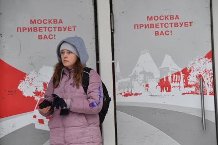 Москва. Пассажиры на Ярославском вокзале. Надпись на двери `Москва приветствует вас!`.