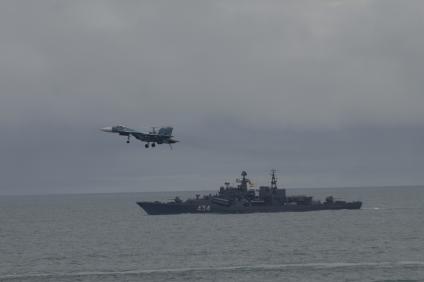 Мурманская область. Авианесущий корабль Военно-морского флота России, флагман ВМФ России и Северного флота  ` Адмирал Н. Г. Кузнецов` во время учений в аренцовом море.