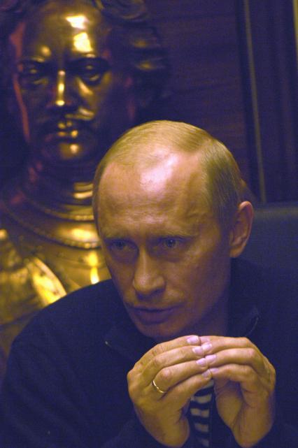 Мурманская область. Президент России Владимир Путин на борту атомного ракетного крейсера \"Петр Великий\" во время учений в Баренцевом море.