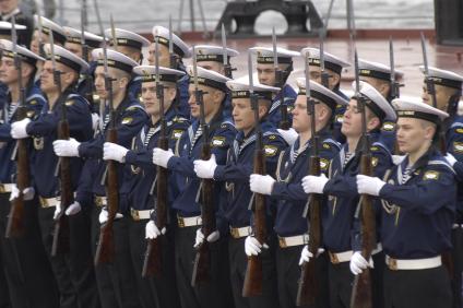 Мурманская область.   Военнослужащие   на палубе атомного ракетного крейсера \"Петр Великий\" во время торжественного  построения.