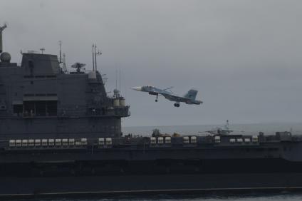 Мурманская область. Авианесущий корабль Военно-морского флота России, флагман ВМФ России и Северного флота ` Адмирал Н. Г. Кузнецов` во время учений в аренцовом море.