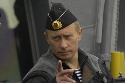 Мурманская область. Президент России Владимир Путин наблюдает за учениями Северного флота в Баренцевом море с атомного ракетного крейсера \"Петр Великий\".