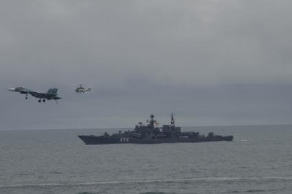 Мурманская область. Авианесущий корабль Военно-морского флота России, флагман ВМФ России и Северного флота  ` Адмирал Н. Г. Кузнецов` во время учений в аренцовом море.