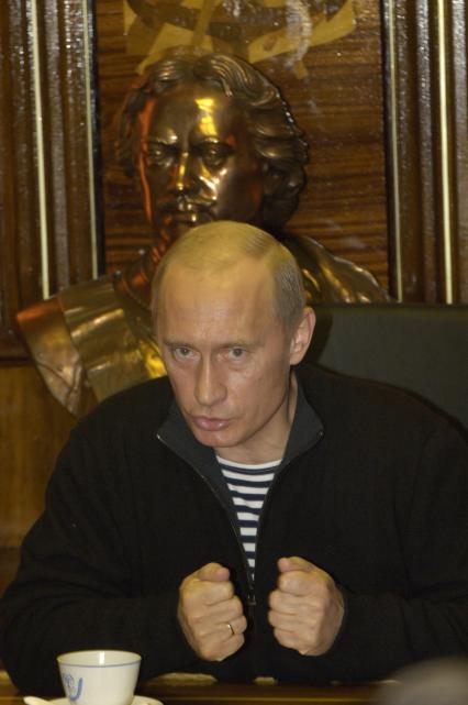 Мурманская область. Президент России Владимир Путин на борту атомного ракетного крейсера \"Петр Великий\" во время учений в Баренцевом море.