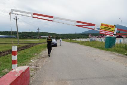 Ставропольский край. п. Новотерский. Шлагбаум на дороге к заводу `Кавминводы`, где производят минеральную воду `Новотерская целебная`. С 1 июля 2021 года завод прекратил работу из-за конфликта вокруг 600-метровой дороги, ведущей к заводу.