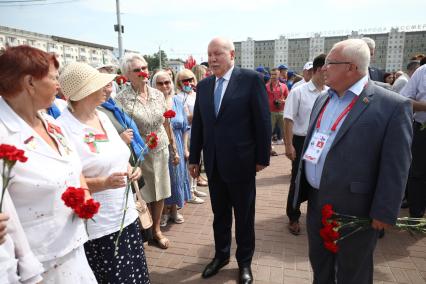 Беларусь, Витебск. Государственный секретарь Союзного государства Дмитрий Мезенцев (в центре) на церемонии возложения цветов к Вечному огню в рамках Дня Союзного государства.