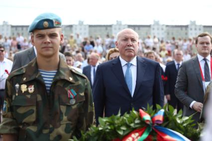 Беларусь, Витебск. Государственный секретарь Союзного государства Дмитрий Мезенцев (второй слева) на церемонии возложения цветов к Вечному огню в рамках Дня Союзного государства.