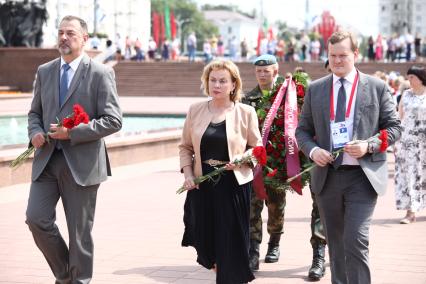 Беларусь, Витебск. Руководитель представительства Постоянного комитета Союзного государства Марианна Щеткина на церемонии возложения цветов к Вечному огню в рамках Дня Союзного государства.