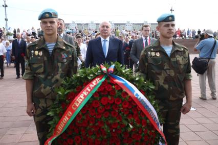 Беларусь, Витебск. Государственный секретарь Союзного государства Дмитрий Мезенцев (в центре) на церемонии возложения цветов к Вечному огню в рамках Дня Союзного государства.