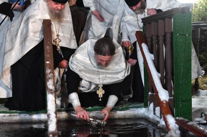 Москва. Освящение воды перед началом крещенских купаний в проруби Дворцового пруда в парке Останкино.