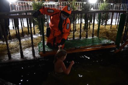 Москва. Во время крещенских купаний в проруби Дворцового пруда в парке Останкино.