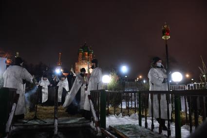 Москва. Освящение воды перед началом крещенских купаний в проруби Дворцового пруда в парке Останкино.