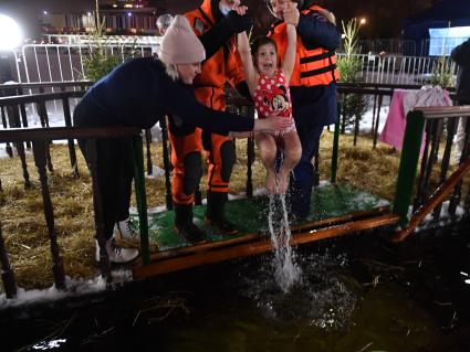 Москва. Во время крещенских купаний в проруби Дворцового пруда в парке Останкино.