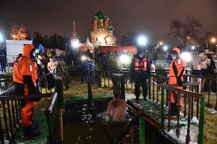 Москва. Горожане во время крещенских купаний в проруби Дворцового пруда в парке Останкино.