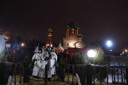 Москва. Освящение воды перед началом крещенских купаний в проруби Дворцового пруда в парке Останкино.