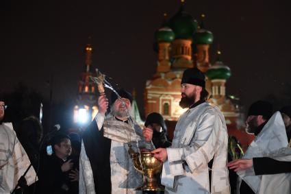 Москва. Освящение воды перед началом крещенских купаний в проруби Дворцового пруда в парке Останкино.