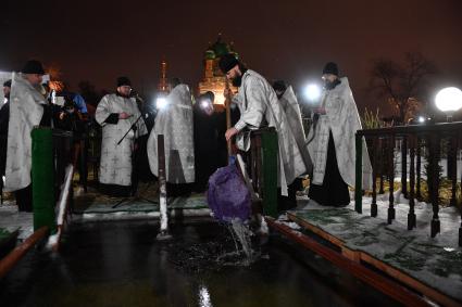 Москва. Освящение воды перед началом крещенских купаний в проруби Дворцового пруда в парке Останкино.