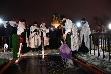 Москва. Освящение воды перед началом крещенских купаний в проруби Дворцового пруда в парке Останкино.