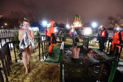 Москва. Горожане во время крещенских купаний в проруби Дворцового пруда в парке Останкино.