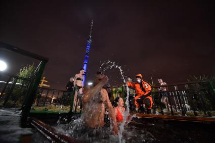 Москва. Горожане во время крещенских купаний в проруби Дворцового пруда в парке Останкино.