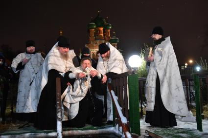 Москва. Освящение воды перед началом крещенских купаний в проруби Дворцового пруда в парке Останкино.