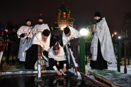 Москва. Освящение воды перед началом крещенских купаний в проруби Дворцового пруда в парке Останкино.