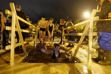 Самара. Девушки окунаются в купели во время ночных крещенских купаний.