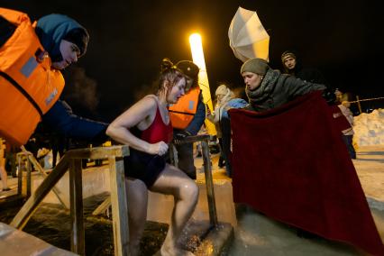 Челябинск. Девушка окунается в купели во время ночных крещенских купаний.