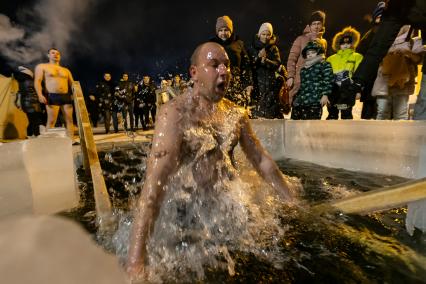 Челябинск. Мужчина окунается в купели во время ночных крещенских купаний.